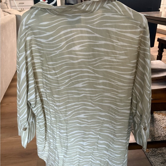Tuckernuck Olive and White Patterned V-Neck Tunic - Picture 2 of 2